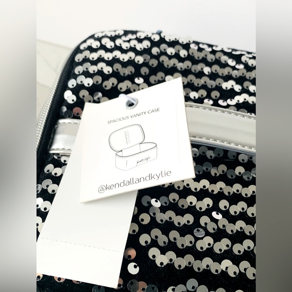 Kendall & Kylie Los Angeles 3 Pieces Makeup Bag Set - Picture 6 of 7